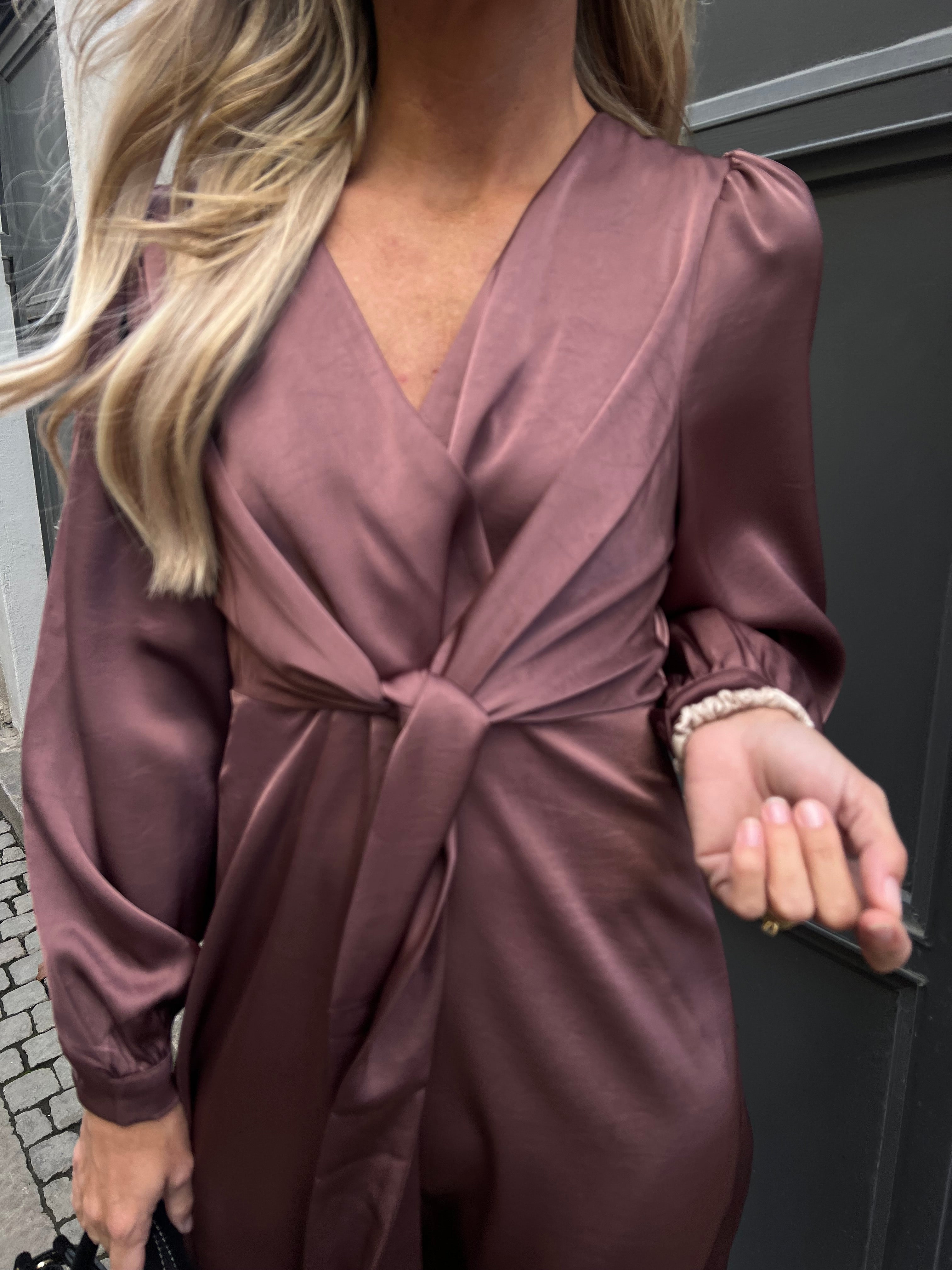 Rimini schweres Satinkleid in Dunkelrosa