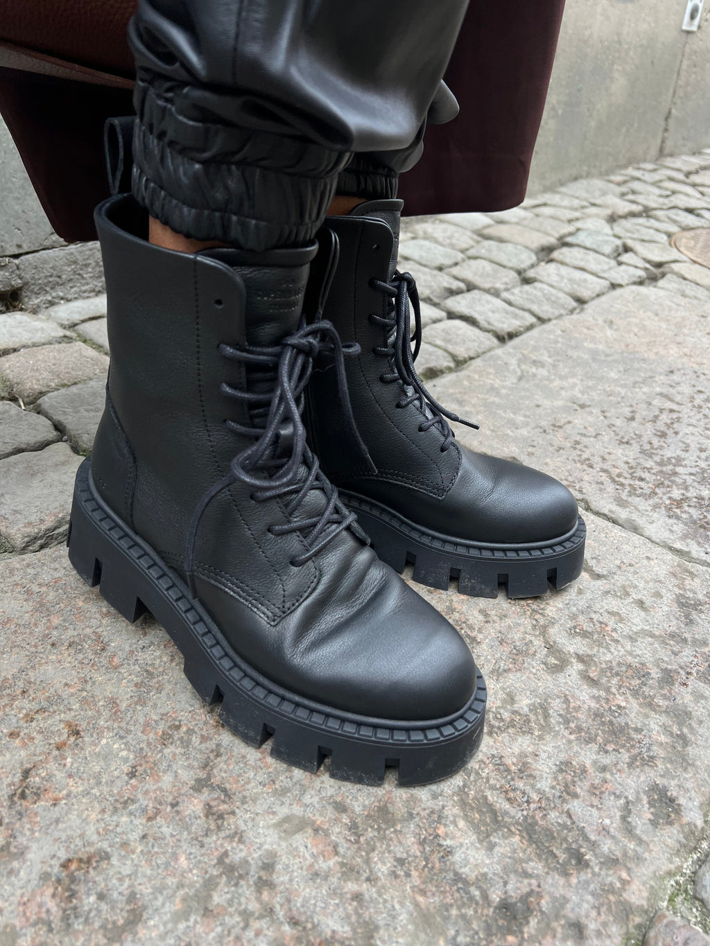 Leder schwarz Lev 7 Tage