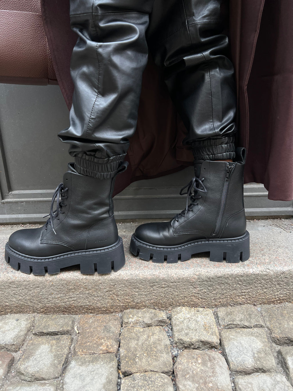 Leder schwarz Lev 7 Tage